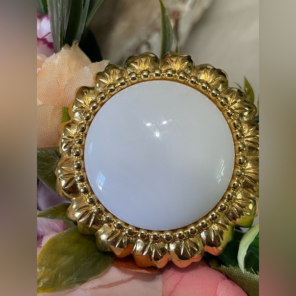 Gorgeous Trifari Gold Brooch - Picture 4 of 6